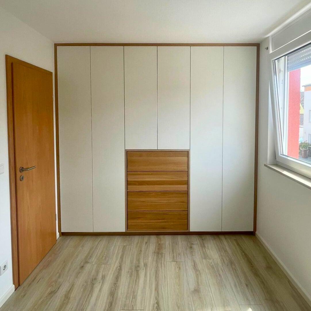 Einbauschrank hinter der Tür