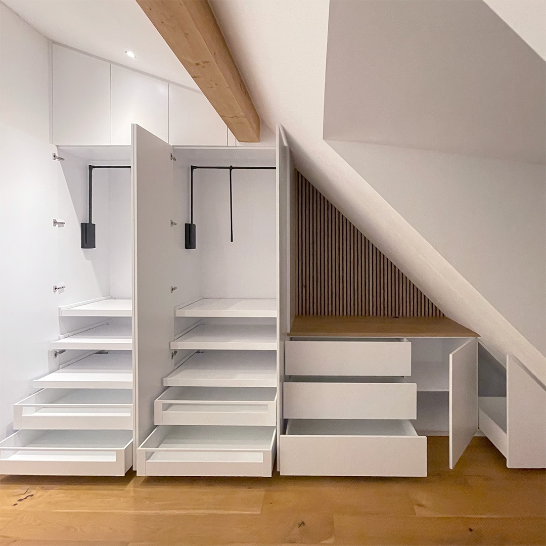 Schrank Dachschräge mit ausziehbaren Schubladen und Sideboards