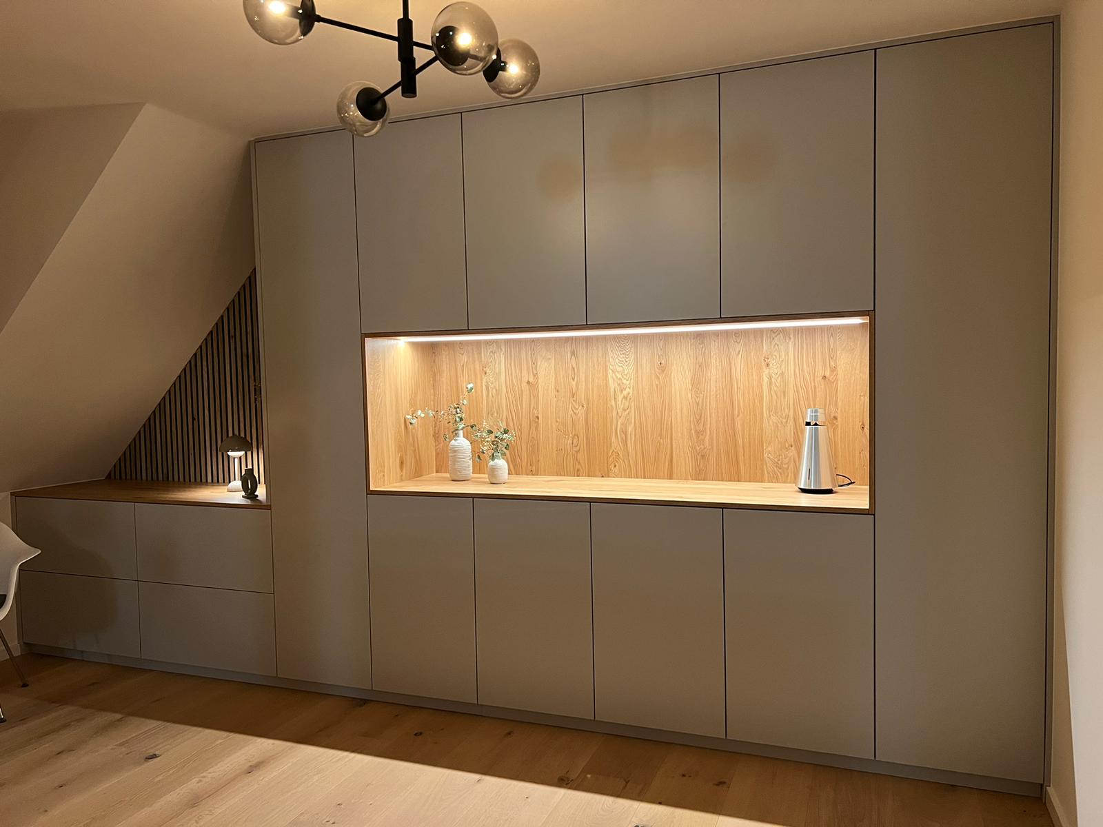 Ein maßgefertigter Schrank als unsichtbarer Staubraum