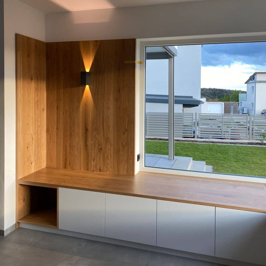 Niedrige Einbauschränke als praktischer Stauraum