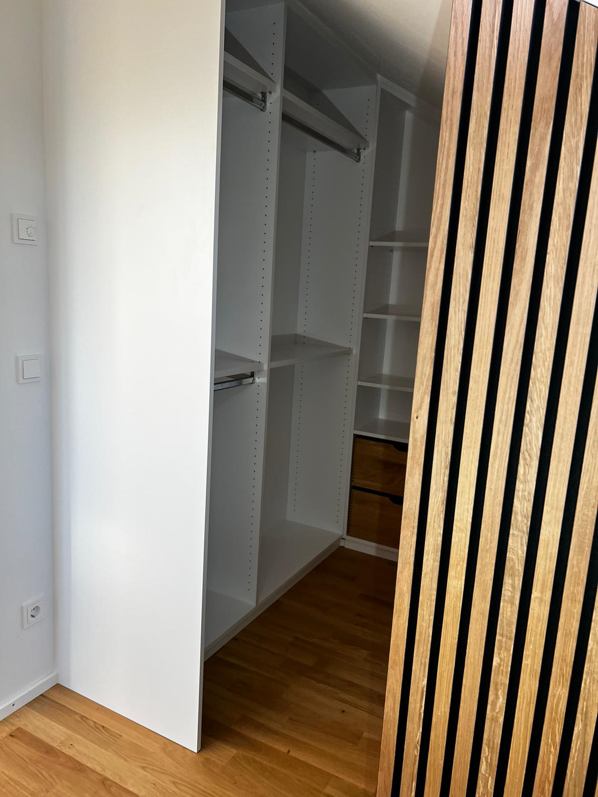 Blick in den begehbaren Kleiderschrank