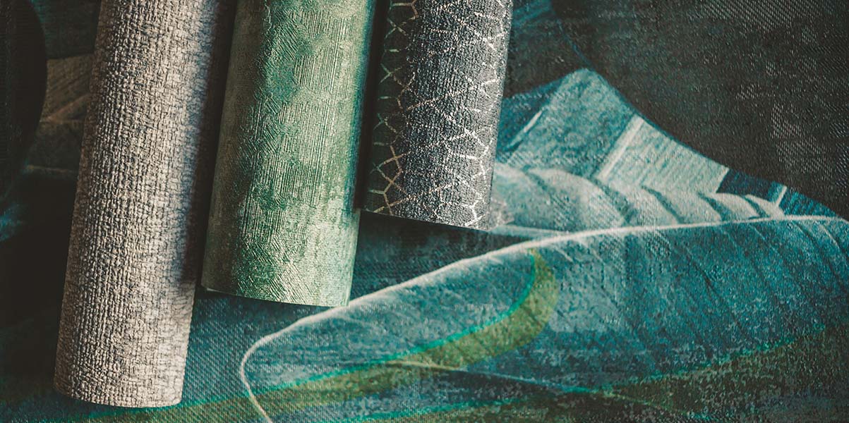 Gestalten Sie eine der Schrägwände mit einer auffälligen Tapete mit einem großen Muster oder in einer kräftigen Akzentfarbe wie Smaragdgrün oder Beige.