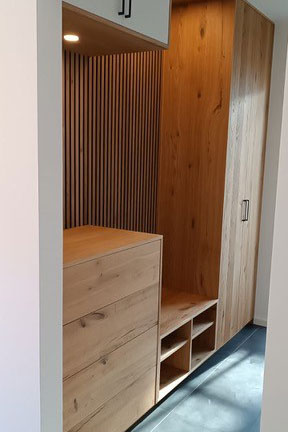 Echtholz-Einbauschrank im Flur