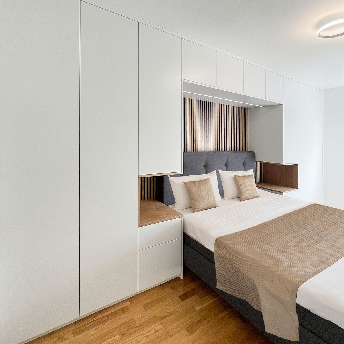 Einbauschrank der das Bett umschließt