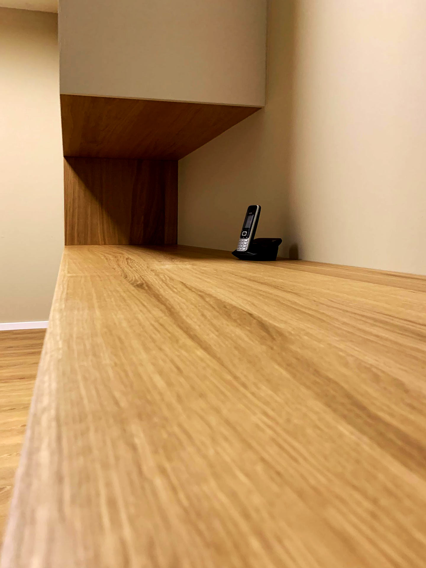 Schreibtischplatte nach Maß in zeitloser Farbkombination aus beige und edlem Eichenfurnier