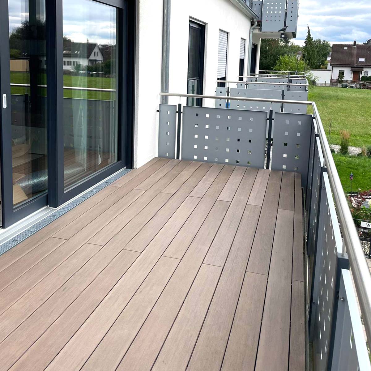 Balkon mit einem WPC-Belag in edlem Braun