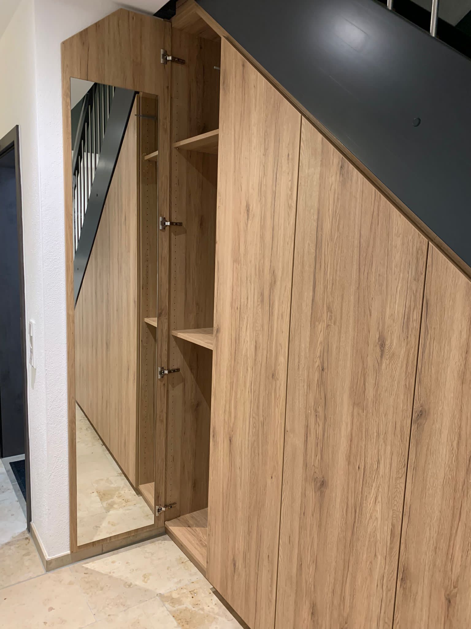 Detailansicht: Spiegel im Schrank unter der Treppe