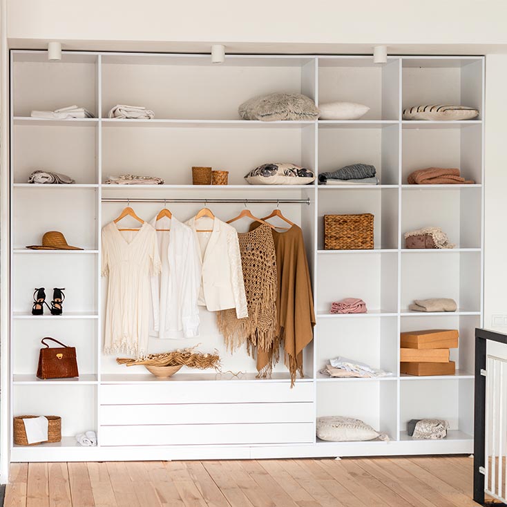 Ankleidezimmer und offene, begehbare Kleiderschränke