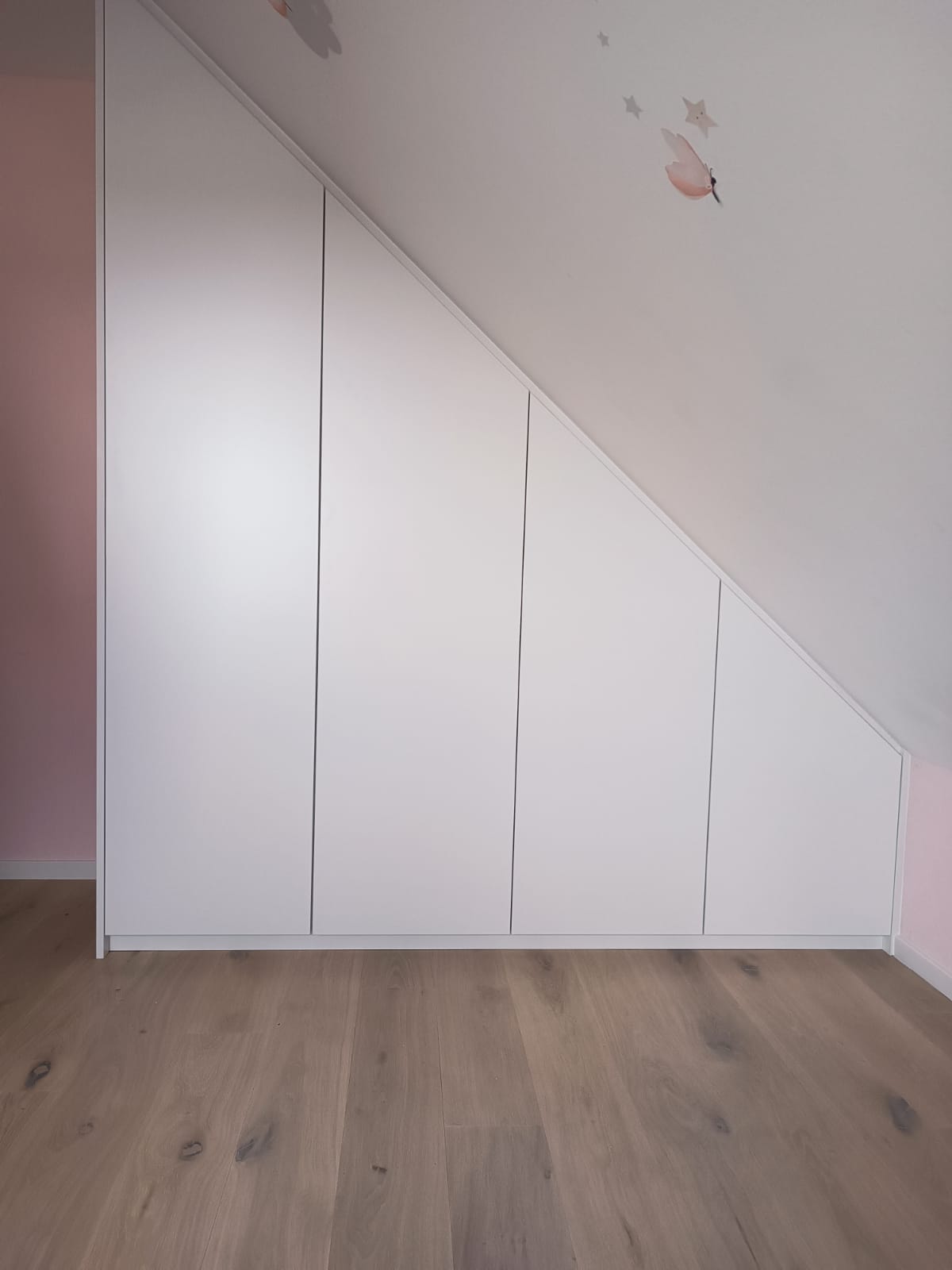 Einbauschrank in einem Kinderzimmer mit Dachschräge