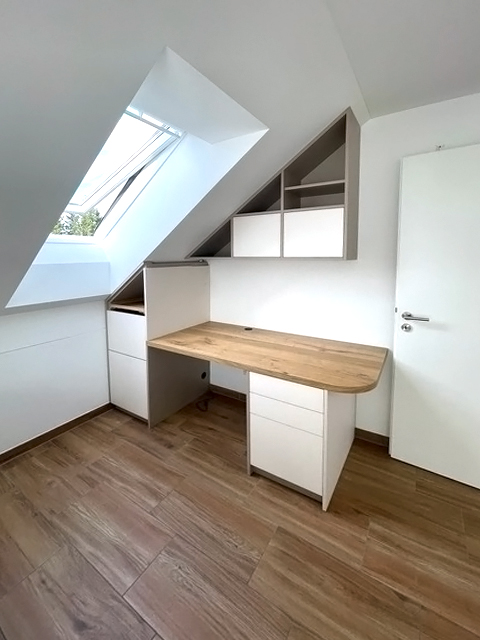 Arbeitsplatz unter Schräge