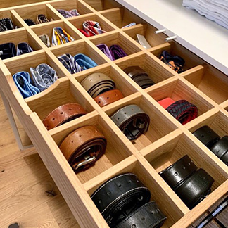 Schublade mit kleinen Fächern für Gürtel und Krawatten in einem Schlafzimmer-Einbauschrank