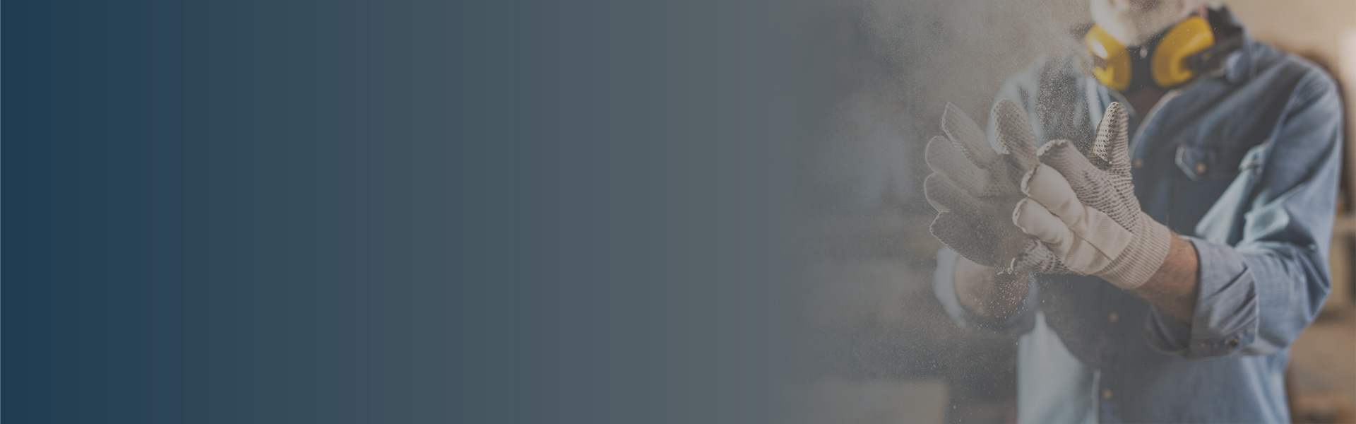 Schreiner aus München montiert Kleiderschrank unter Dachschräge