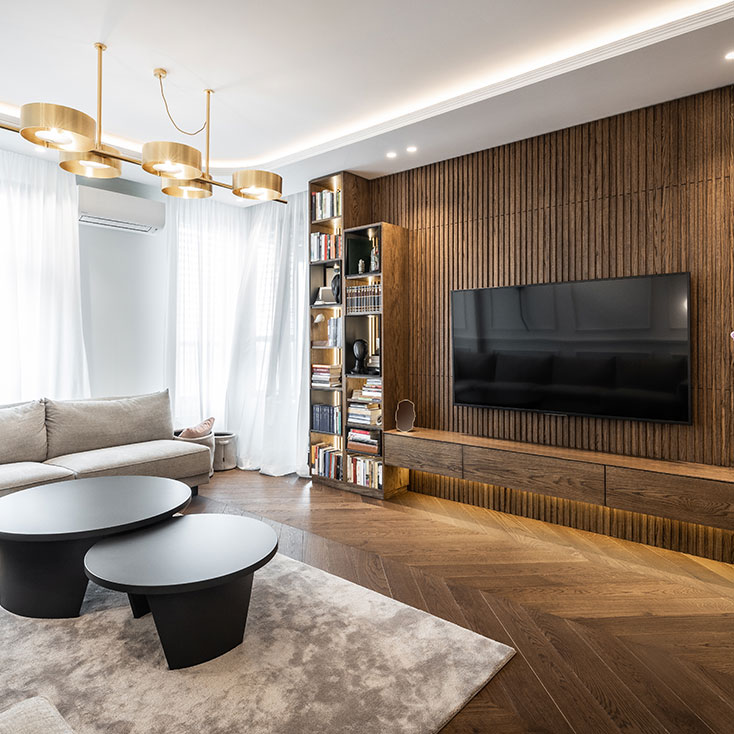 TV Montiert an Wohnzimmerwand mit einem Einbauschrank darunter nach Maß.