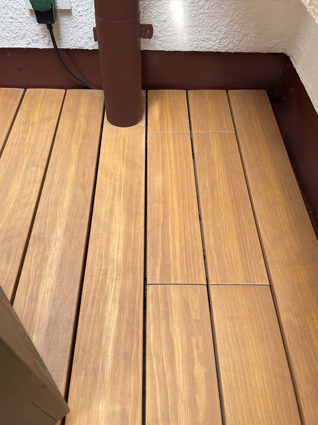 Detailaufnahme eines Accoya Teak Terrassenbodens