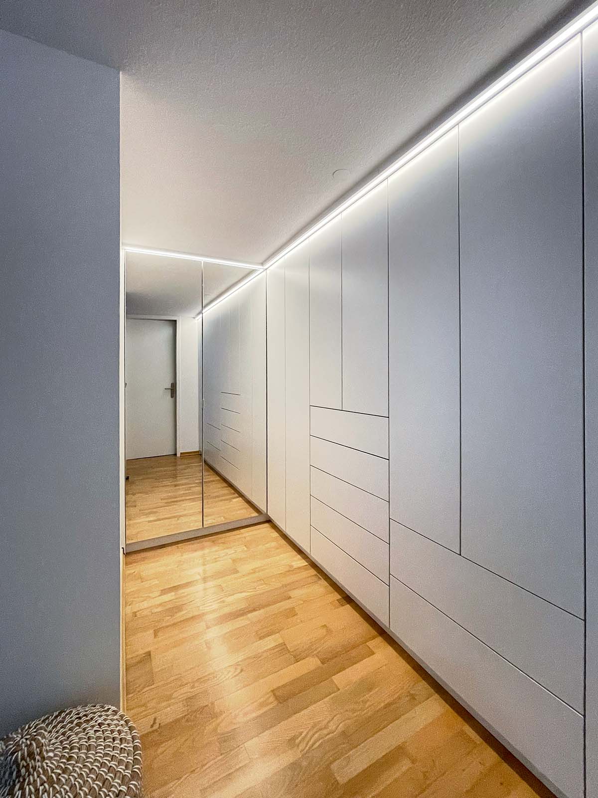 Ankleide mit einer Spiegelwand