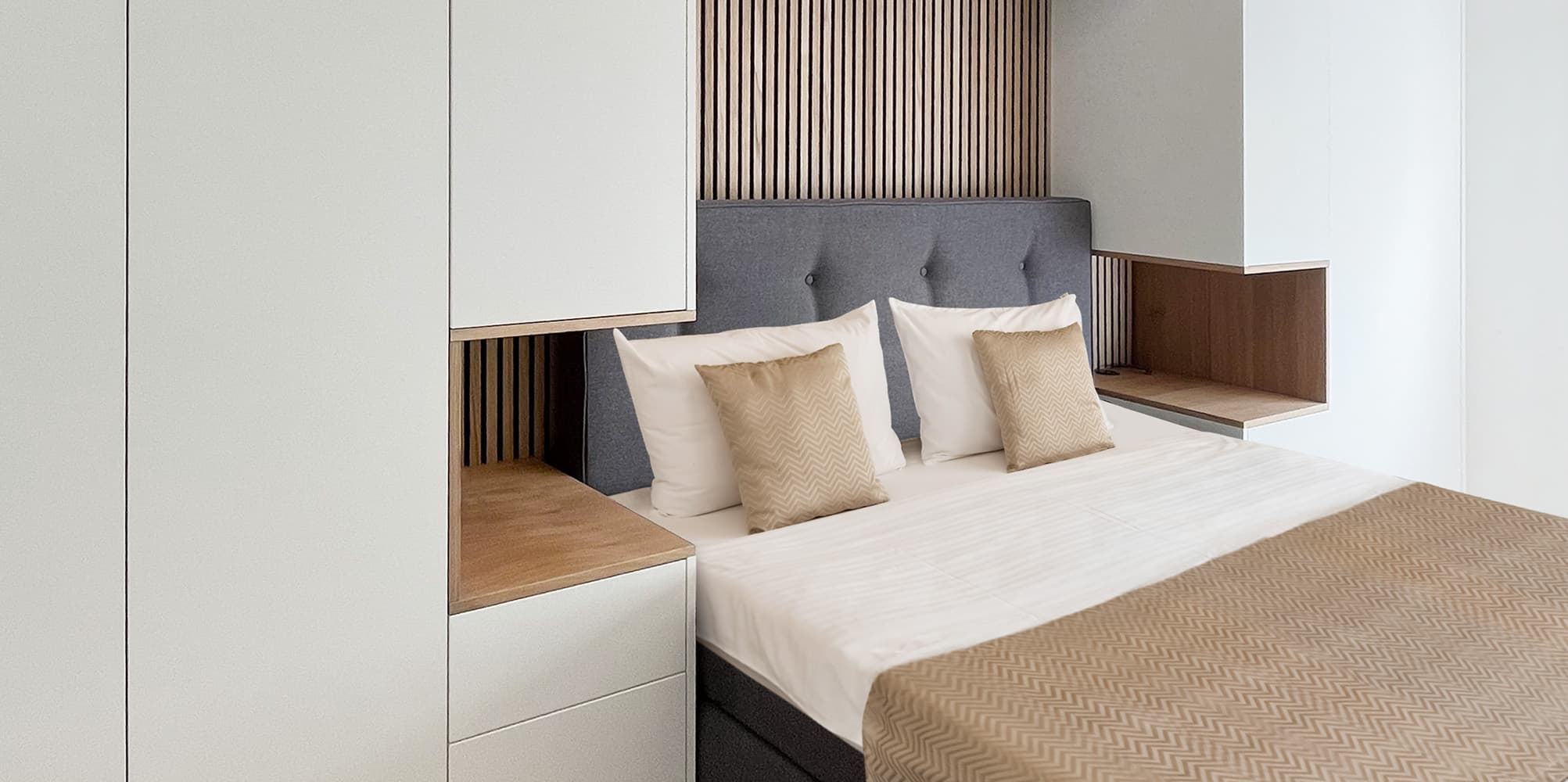 Einbauschrank der das Bett umschließt