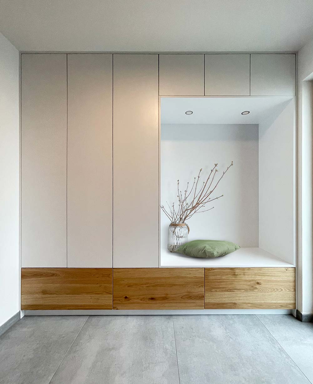 Stauraum im Flur schaffen. Elegante Garderobe in Weiß mit Nische und Beleuchtung.