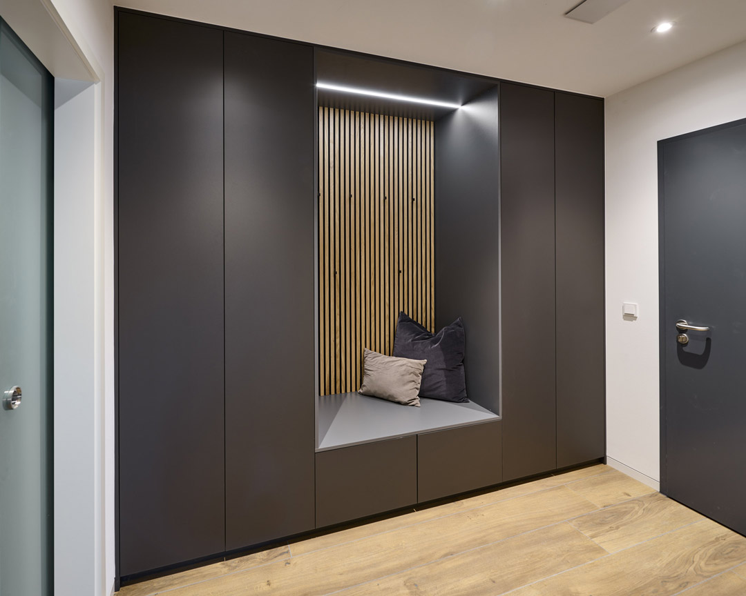 Garderobe im Eingangsbreich mit einer Sitzgelegenheit: Ideen von Maß & Moritz