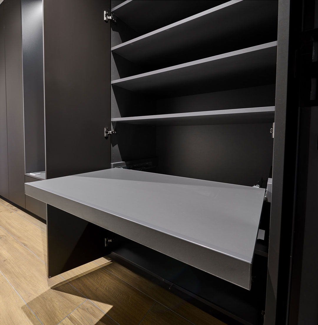 Edle rausziehbare Fachböden