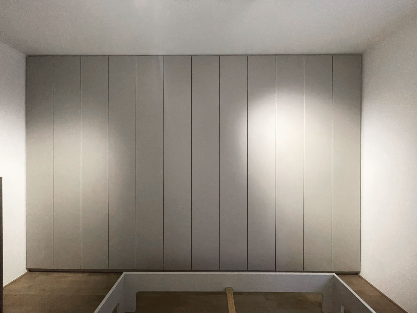 Ein großer Kleiderschrank im Schlafzimmer, perfekt integriert in das Zimmer.