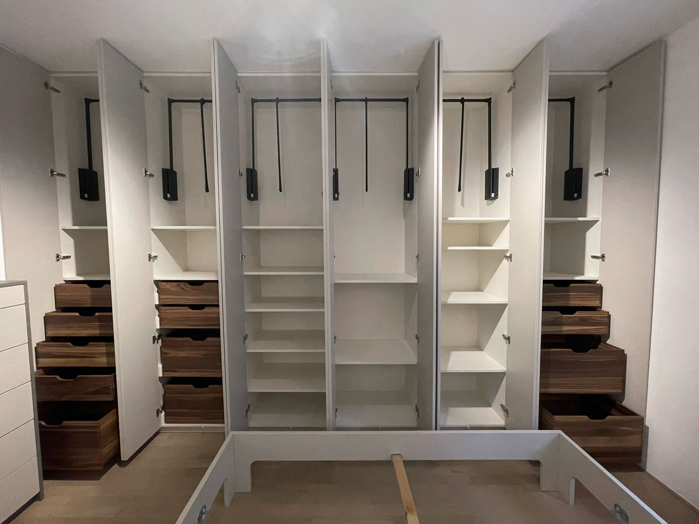 Schlafzimmerschrank mit reichlich Stauraum, Fachböden, Kleiderstangen und Schubladen