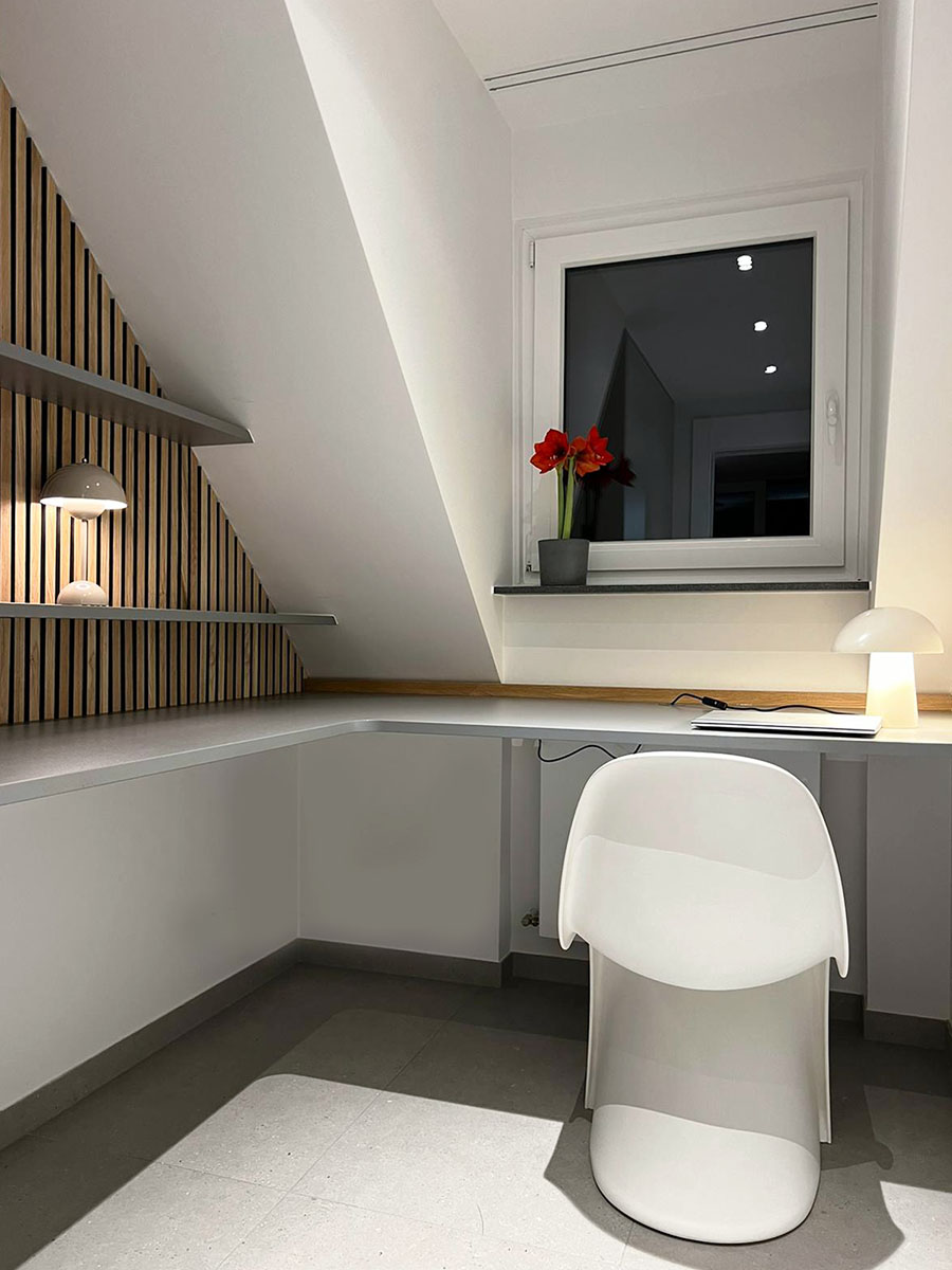 Arbeitsplatz unter Schräge mit Einbauschrank