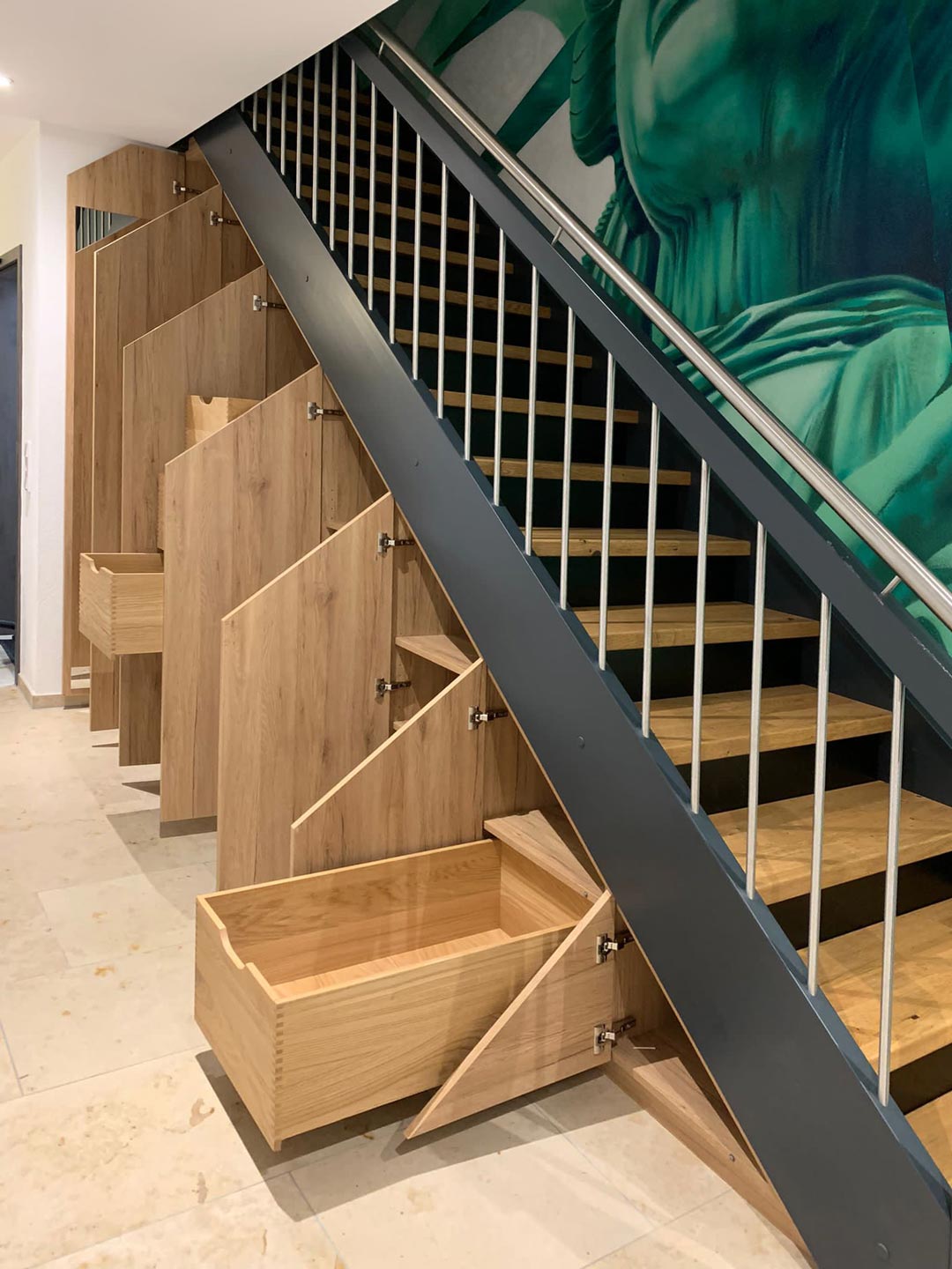 Mit speziellen Schubladen lässt sich die volle Tiefe des Treppenschranks nutzen.