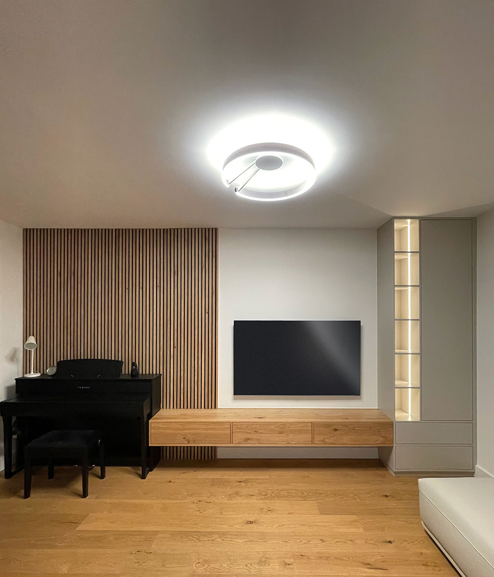 Maßgefertigte Wohnzimmerschränke mit Wandverkleidung