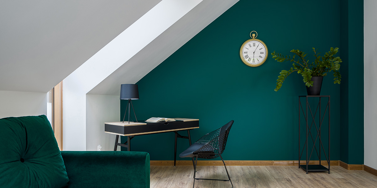 Ein Zimmer unter dem Dach bietet einzigartige Möglichkeiten für smarte und kreative Wandgestaltung und lässt das Dachgeschoss größer wirken.